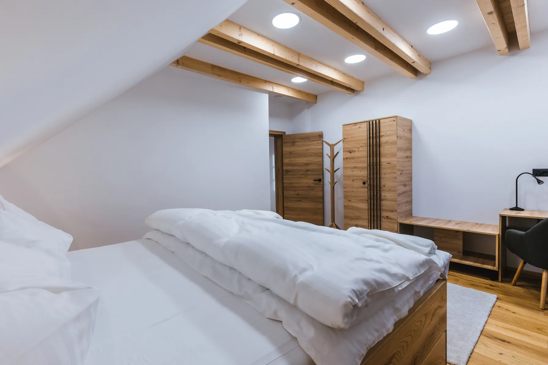 Spacious king bedroom with natural light, Alpine House 77, Podkoren