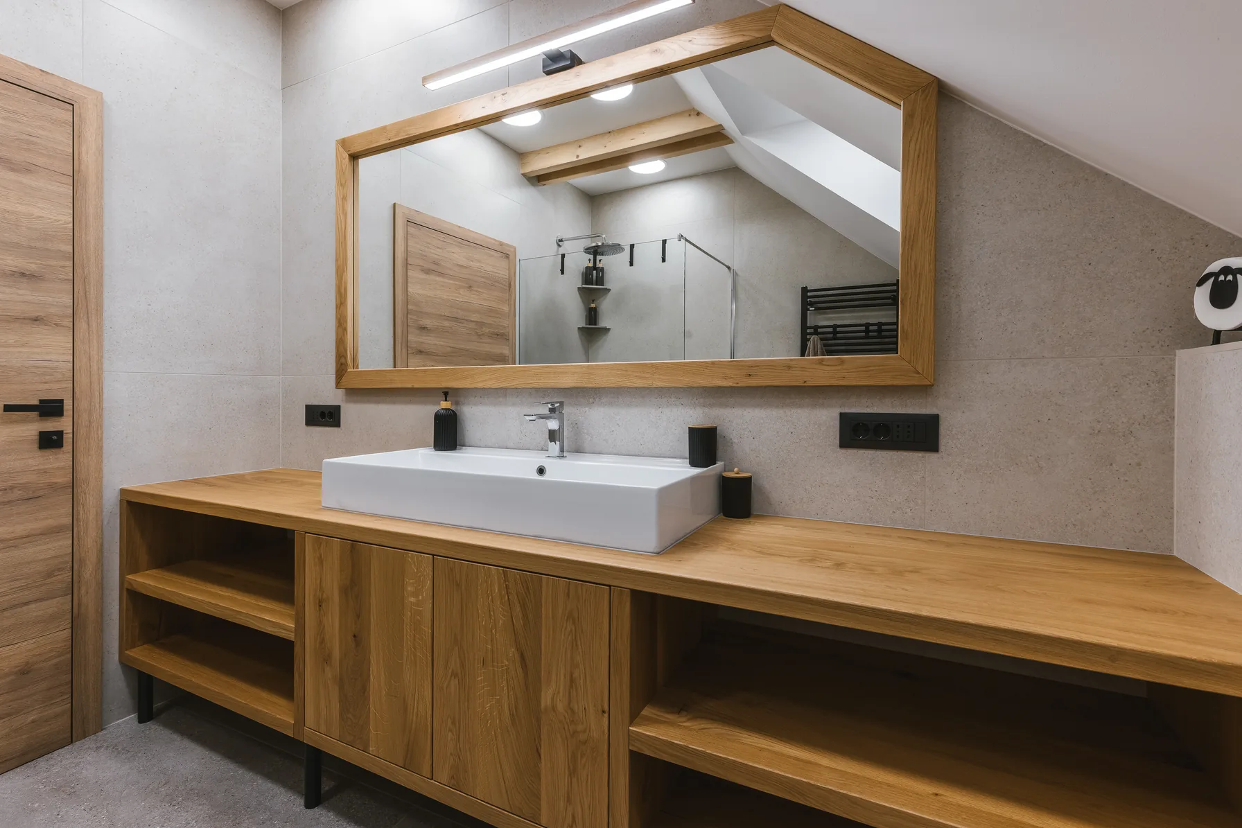 Modern bathroom with spacious shower, Alpine House 77, Podkoren